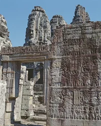 Vista de una pared del Templo de Bayon con relieves tallados
